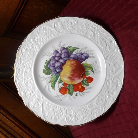 *** MARLBOROUGH *** Old English Ironstone 9" / SALAD PLATE / Gold Edging - Picture 1 of 2